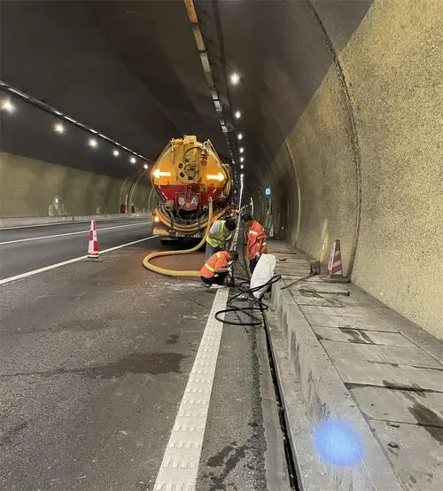 亚东隧道排水渠清淤